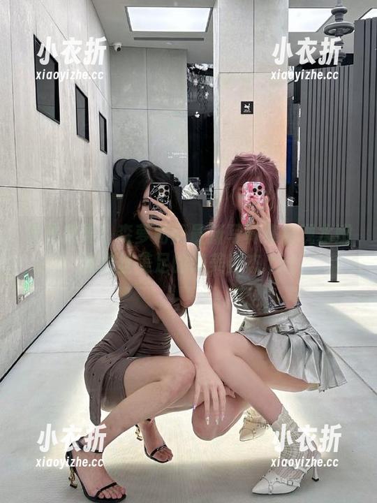快来欣赏！森萝财团最新写真集展现水嫩嫩白丝美足的绝美姿态.txt
