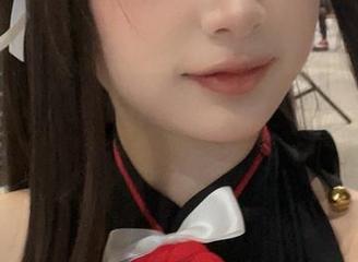 让人心动的高清套图，浅安安穿梭在网袜世界里的迷人与梦境.txt
