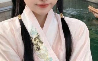 无圣光照耀下，白露Bululu的长腿写真引爆整个时尚圈.txt