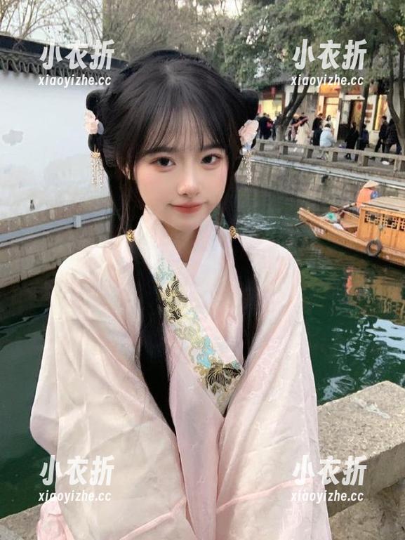 无圣光照耀下，白露Bululu的长腿写真引爆整个时尚圈.txt