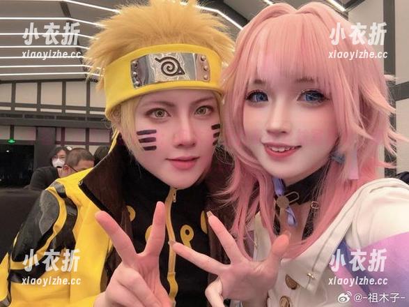 不容错过的可爱瞬间：祖木子蓝白条纹丝袜写真集，速来下载.txt