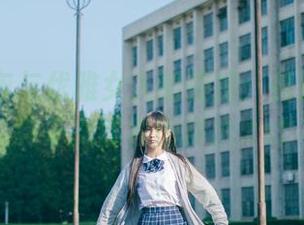 疯狂赛车与优雅女人的碰撞：最新神楽坂真冬女郎套图释出.txt