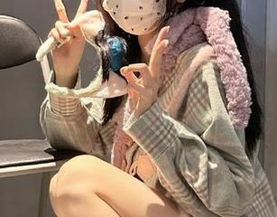 秀人网 – 一组卓芷伊EricA私房套装原图，捕捉青春与美丽的瞬间.txt