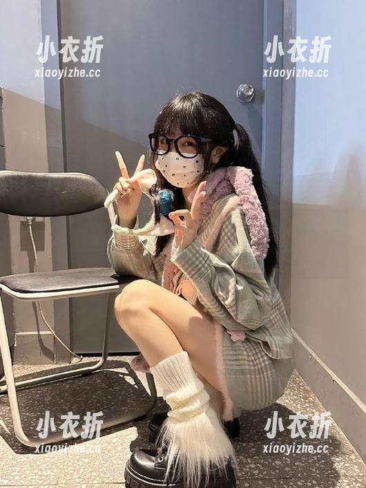 秀人网 - 一组卓芷伊EricA私房套装原图，捕捉青春与美丽的瞬间.txt