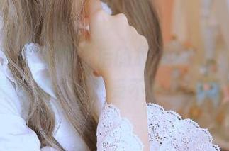 秀人网 – 职业装背后的故事：文芮jeninfer写真图册带你感受不一样的职场.txt