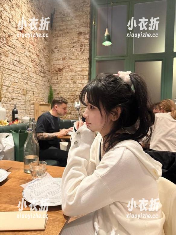 秀人网 - 校服写真分享：跟随柚琪Rich探索校园生活中的美好时光.txt
