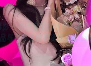 绮梦摄影 – 办公室里的性感：子涵写真作品与不可多得的资源集锦.txt