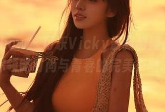 花漾show – 可乐Vicky最新制服套图，带你领略时尚与青春的完美交融.txt