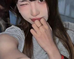 花漾show – 探索玥儿玥er校服写真，观看图片中揭示的校园生活瞬间.txt
