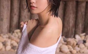 蜜桃社 – 随伊琳一起走入夏天：高清图册记录她的青春与活力.txt