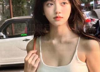 袜啵啵 – 雪糕眼镜写真集再度更新，粉丝们准备好膜拜她的新风格了吗？.txt