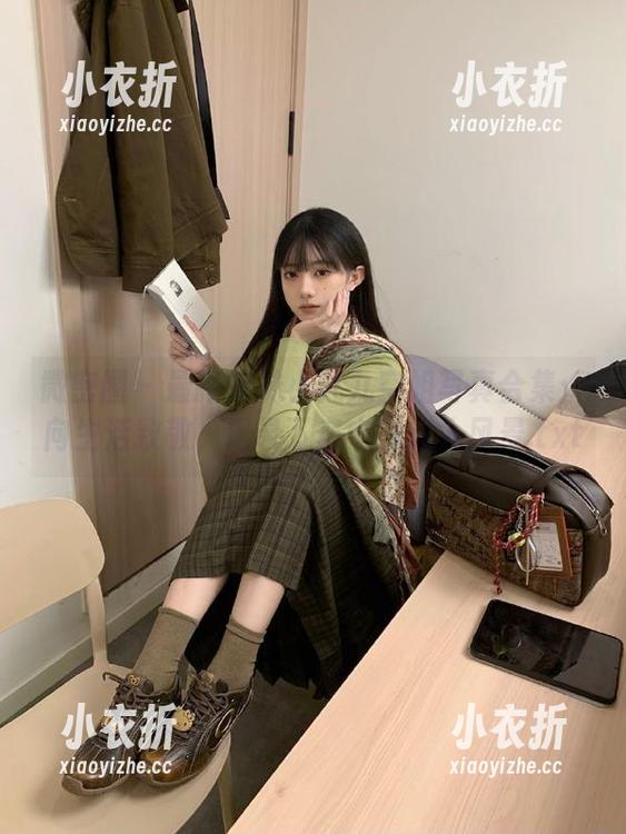 软妹小九九 微密圈 - 最新软妹小九九空姐写真合集:向生活致敬,记录下空中的迷人风景.txt