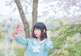 雯粥粥的黑猫写真系列：梦幻与现实交织的精美照片.txt