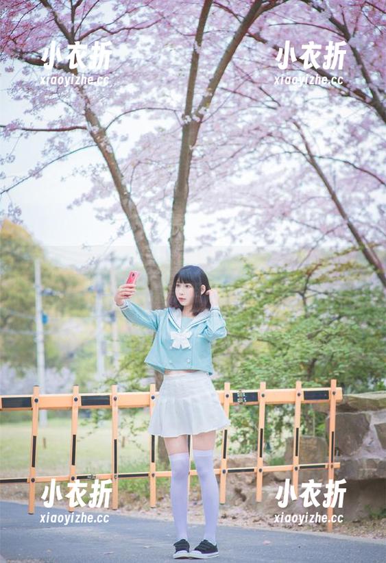 雯粥粥的黑猫写真系列：梦幻与现实交织的精美照片.txt