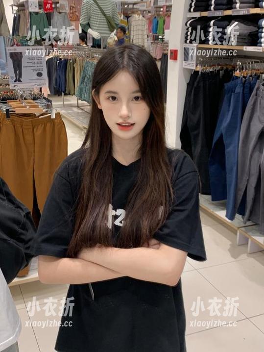 青丘女神 - 小诺毛衣写真精选原图，展现她在不同场合下的经典风格与迷人笑容。.txt