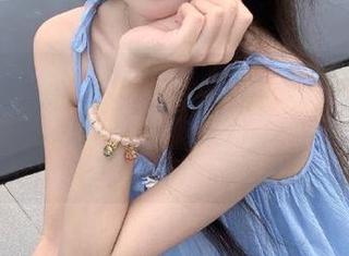 青豆客 – 佟蔓可爱的制服写真揭秘：壁纸中隐藏的无厘头搞笑瞬间等你来发现！.txt