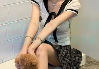 深入风之领域，发现紫色格子裙的高清美图，尽享视觉盛宴与创意灵感.txt