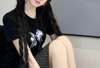 魅妍社 – 黑色的旋律：夏依依最新作品图片展现不一样的艺术风格.txt