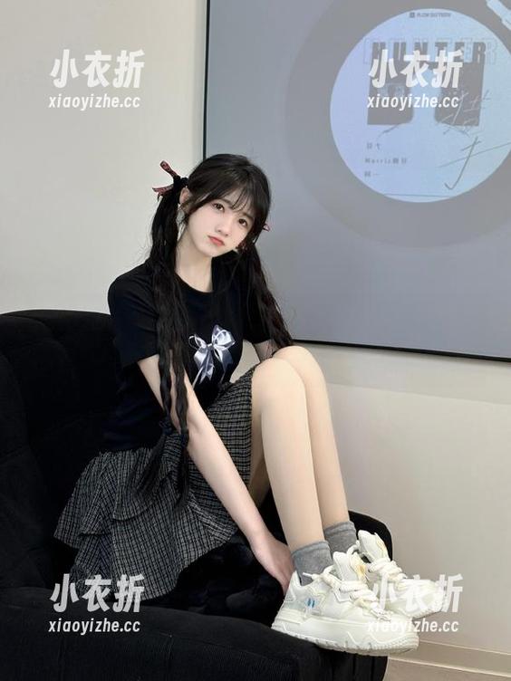 魅妍社 - 黑色的旋律：夏依依最新作品图片展现不一样的艺术风格.txt