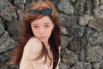 魅妍社 – 小热巴全新高清写真集：让你沉醉于她美足的迷人魅力.txt